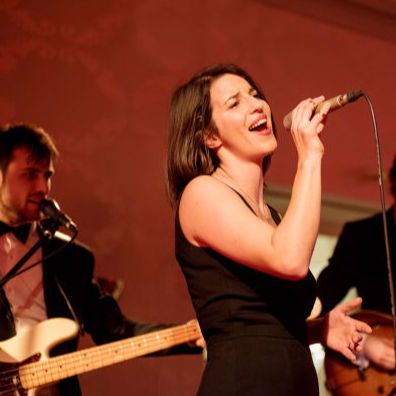 Annika Bosch auf der Bühne singend mit Mikrofon
