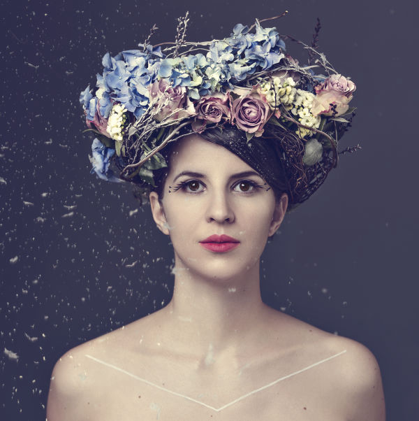 Annika Bosch mit Blumenkranz im Haar für das CD Cover Nica Lhiver